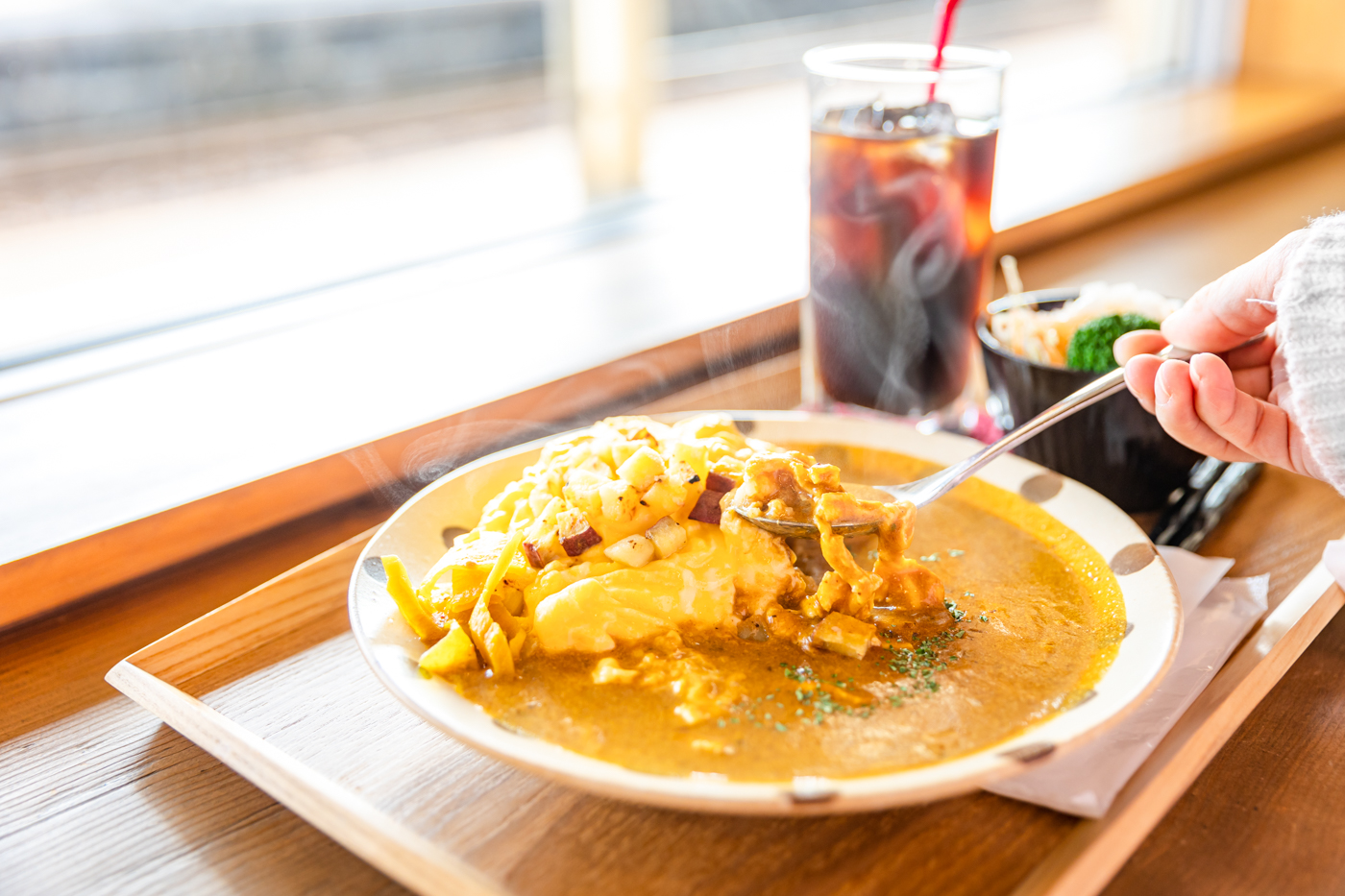 鉄道が目の前を走る、下市駅の喫茶店「喫茶ニコ」 ココビトの綴り