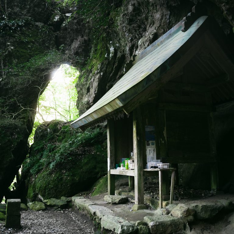岩溝の狭小参道のその先に「韓竈神社」