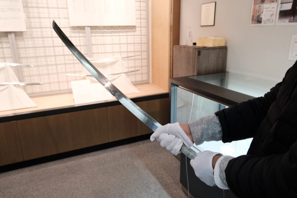 和鋼博物館で日本刀を持たせてもらった