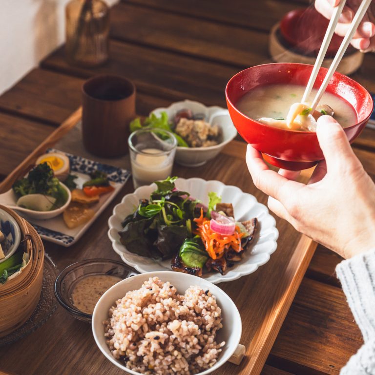 山陰最古の駅舎・御来屋駅でほっこりランチ「糀まち食堂」