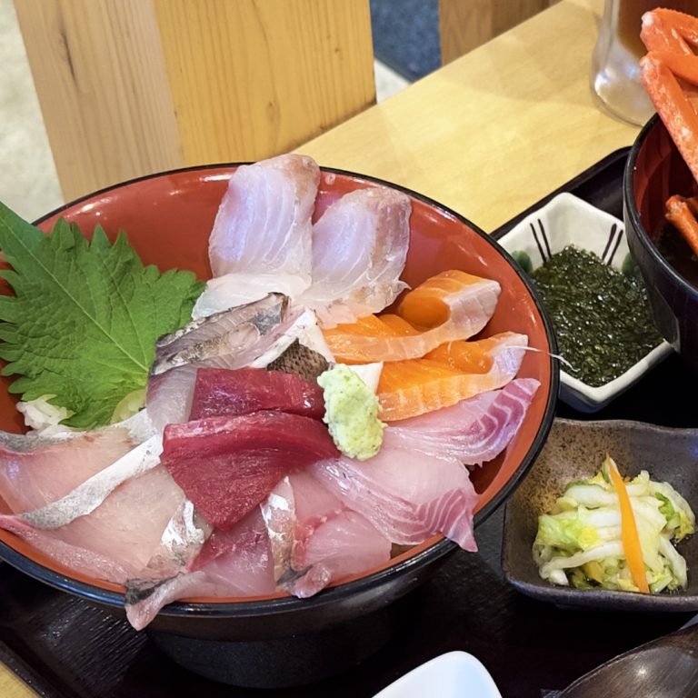 目の前は海！朝から海鮮丼が味わえる「境港地魚食堂 魚倉」