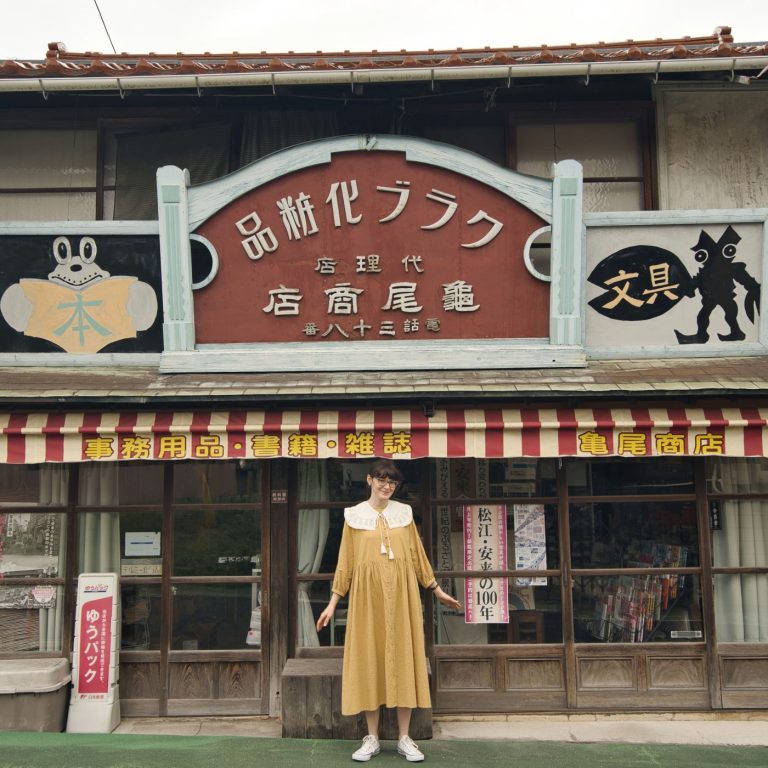 月山富田城のお膝元、レトロでカオスな文具書店「亀尾商店」